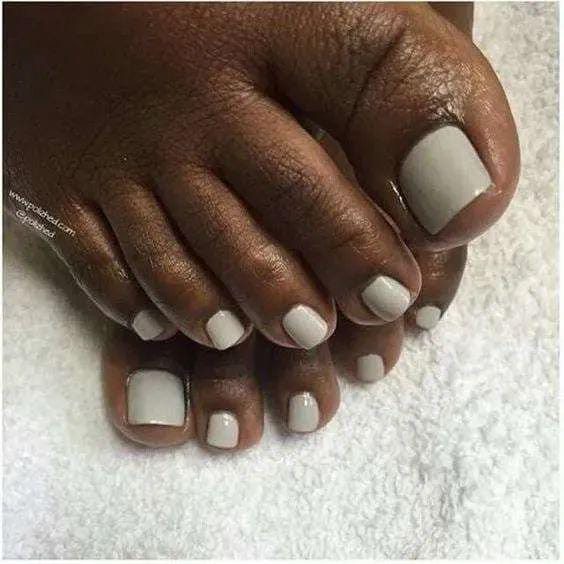 Neutral grey pedicure